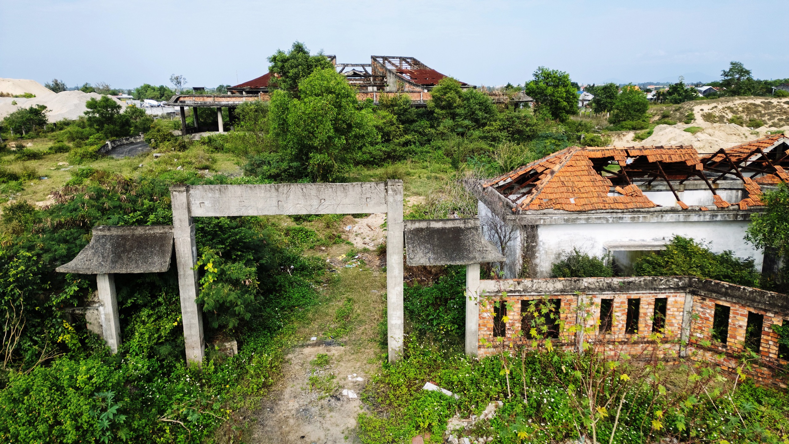 Đ&agrave; Nẵng: Cận cảnh nh&agrave; hỏa t&aacute;ng 'ma' 13 tỉ đồng bỏ hoang hơn 2 thập kỷ- Ảnh 1.