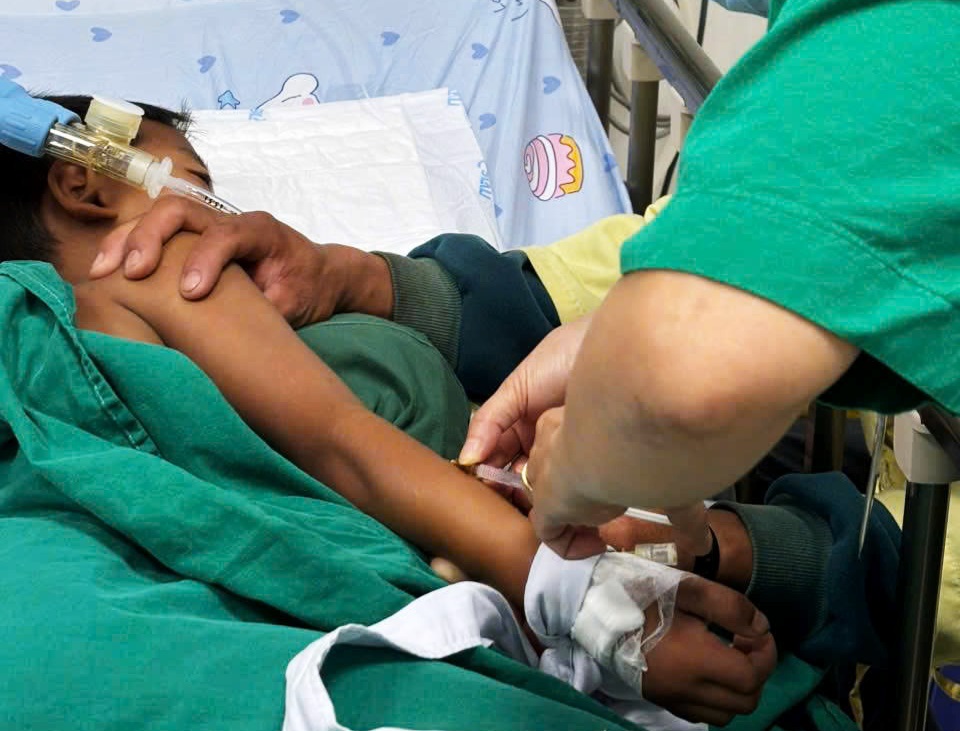 Giải độc xuyên đêm cứu bệnh nhi nghi ngộ độc botulinum sau khi ăn cá ủ chua - Ảnh 1.