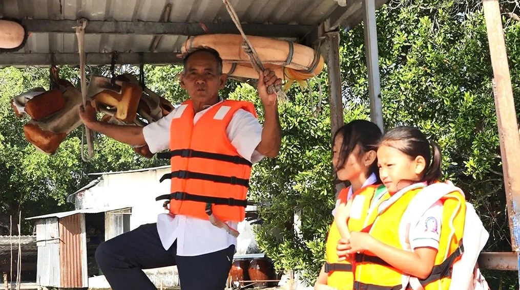 Cảm phục tấm lòng của người lái đò nhân ái - Ảnh 1.