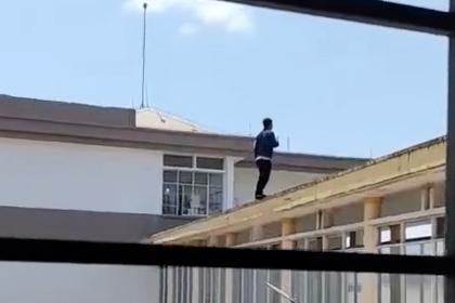 Người đ&agrave;n &ocirc;ng nhảy từ s&acirc;n thượng bệnh viện ở Gia Lai tử vong thương t&acirc;m - Ảnh 1.