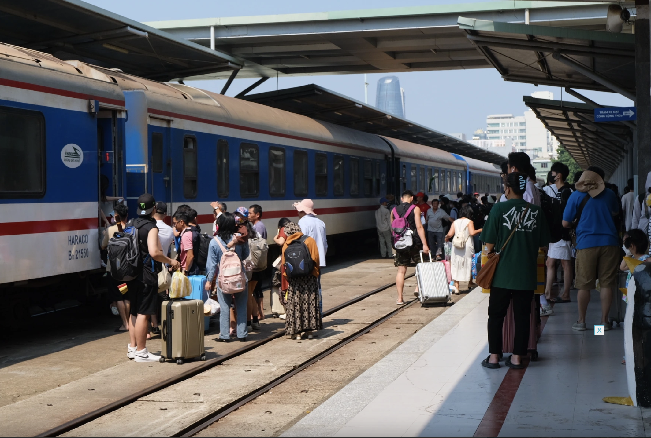 Giá xăng dầu hạ nhiệt, đường sắt giảm giá vé tàu hỏa- Ảnh 1.