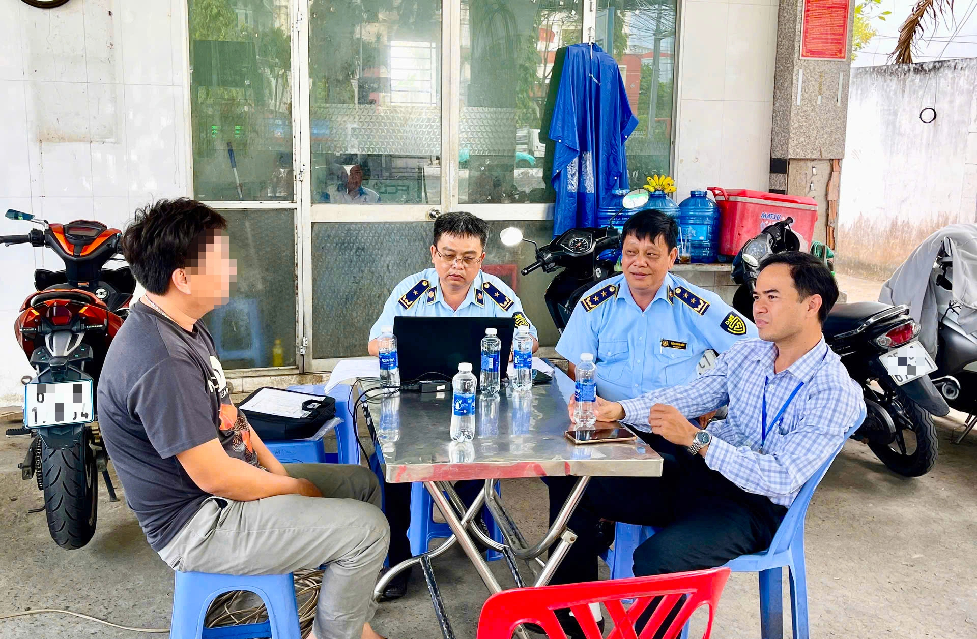 Quản lý thị trường Cần Thơ phát hiện nhiều vi phạm trong kinh doanh xăng dầu - Ảnh 1.