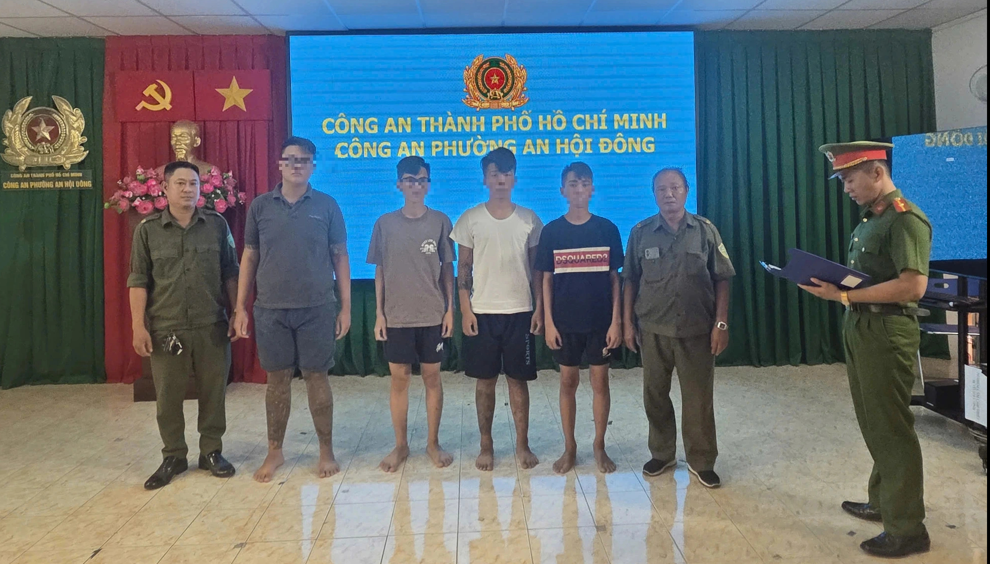 Khởi tố 23 thanh thiếu niên trong vụ hỗn chiến trước quán cà phê ở TP.HCM - Ảnh 1.