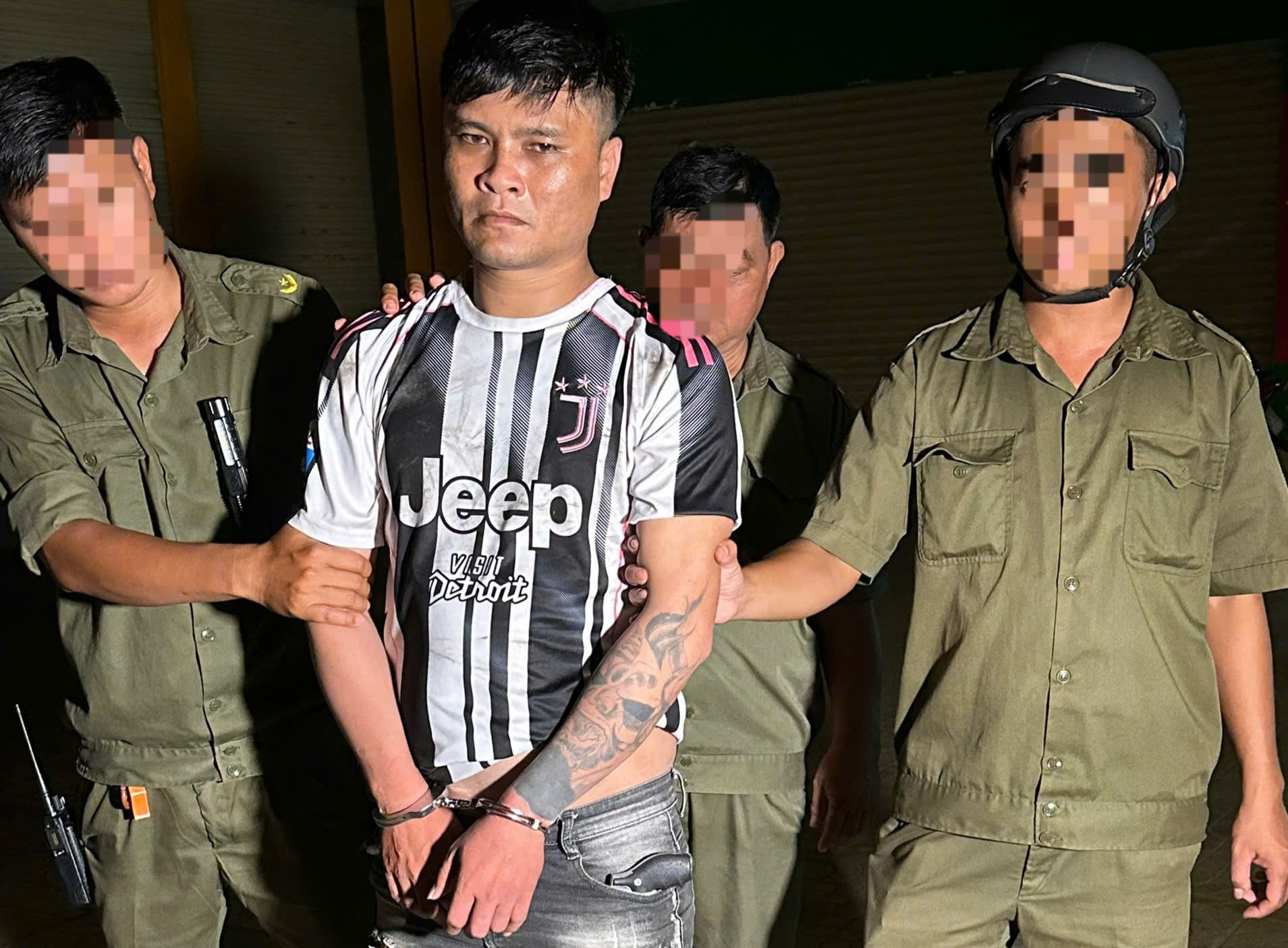 Đo nồng độ cồn và bắt giữ nghi phạm tàng trữ súng đạn , ma túy tại Vĩnh Long - Ảnh 1.