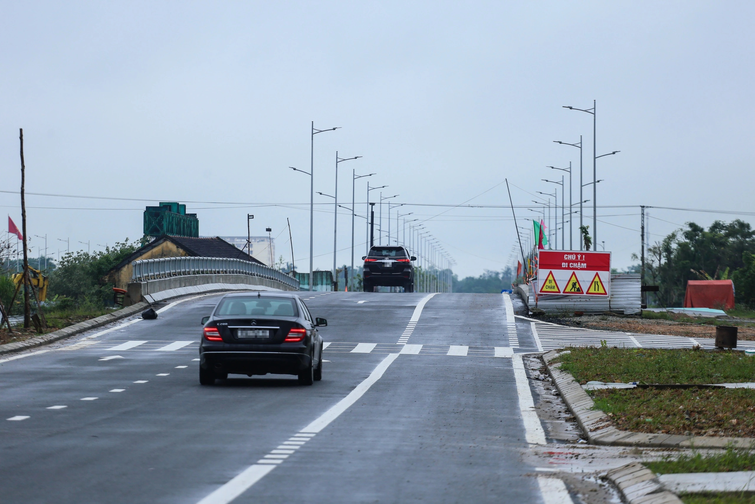 Cầu qua s&ocirc;ng Như &Yacute; ở Huế th&ocirc;ng xe khi chưa c&oacute; lan can, lề đi bộ- Ảnh 1.