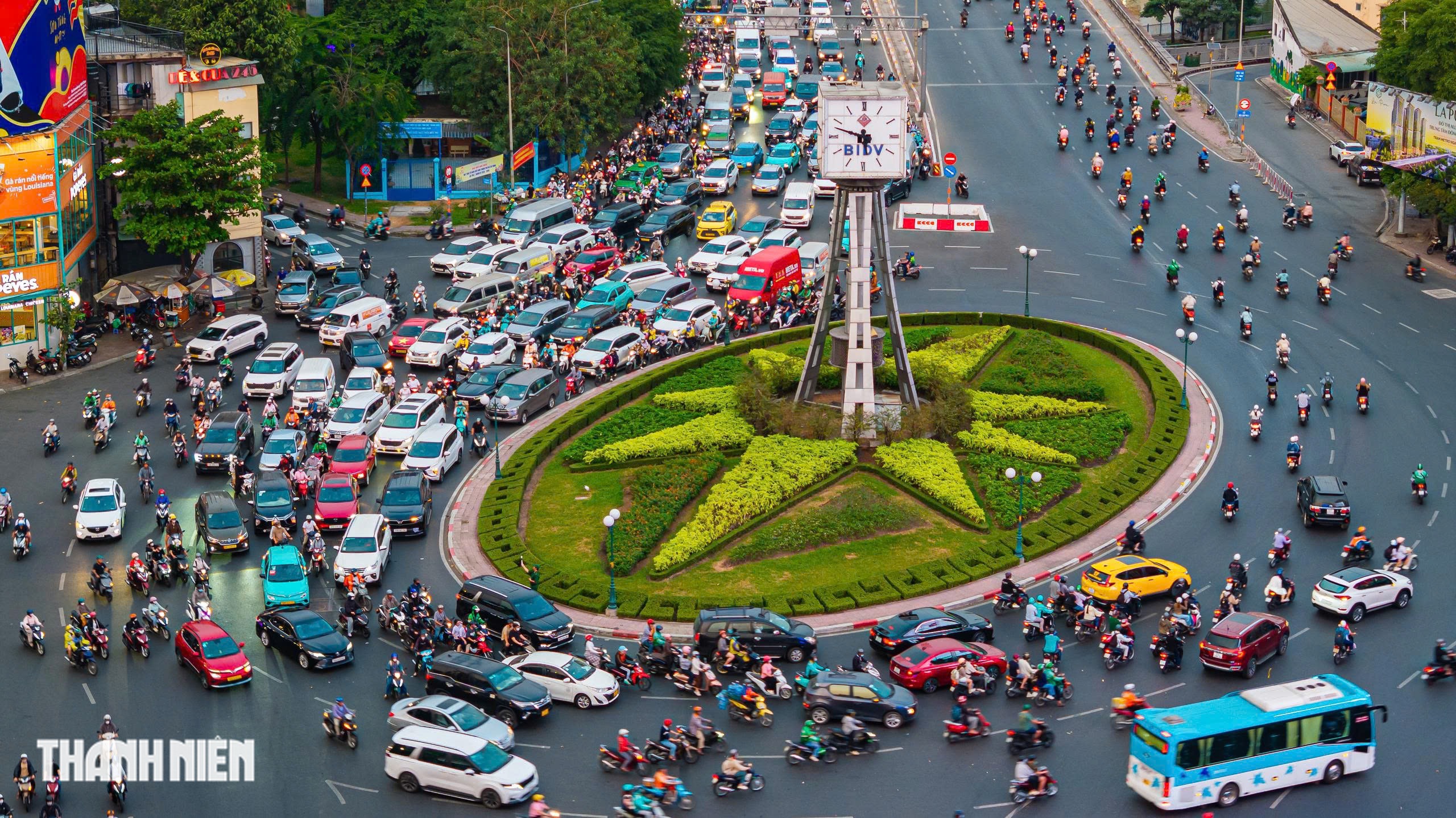 TP.HCM t&iacute;nh th&aacute;o dỡ v&ograve;ng xoay Điện Bi&ecirc;n Phủ, điểm n&oacute;ng kẹt xe giờ cao điểm- Ảnh 2.