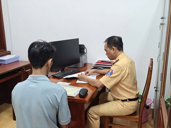 CSGT TP.HCM tr&iacute;ch xuất camera phạt nguội nhiều t&agrave;i xế cố vượt r&agrave;o chắn đường sắt - Ảnh 2.