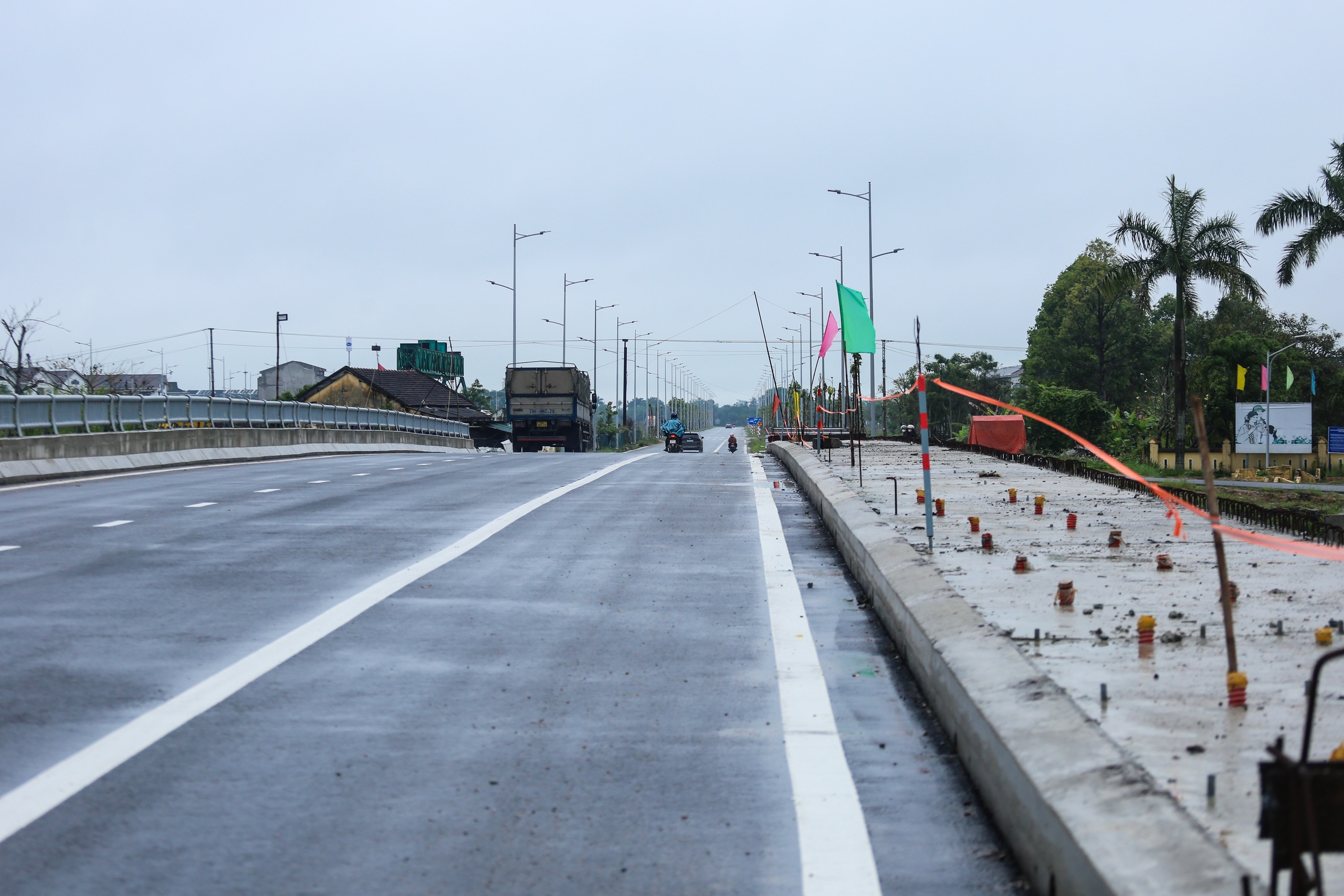 Cầu qua s&ocirc;ng Như &Yacute; ở Huế th&ocirc;ng xe khi chưa c&oacute; lan can, lề đi bộ- Ảnh 2.