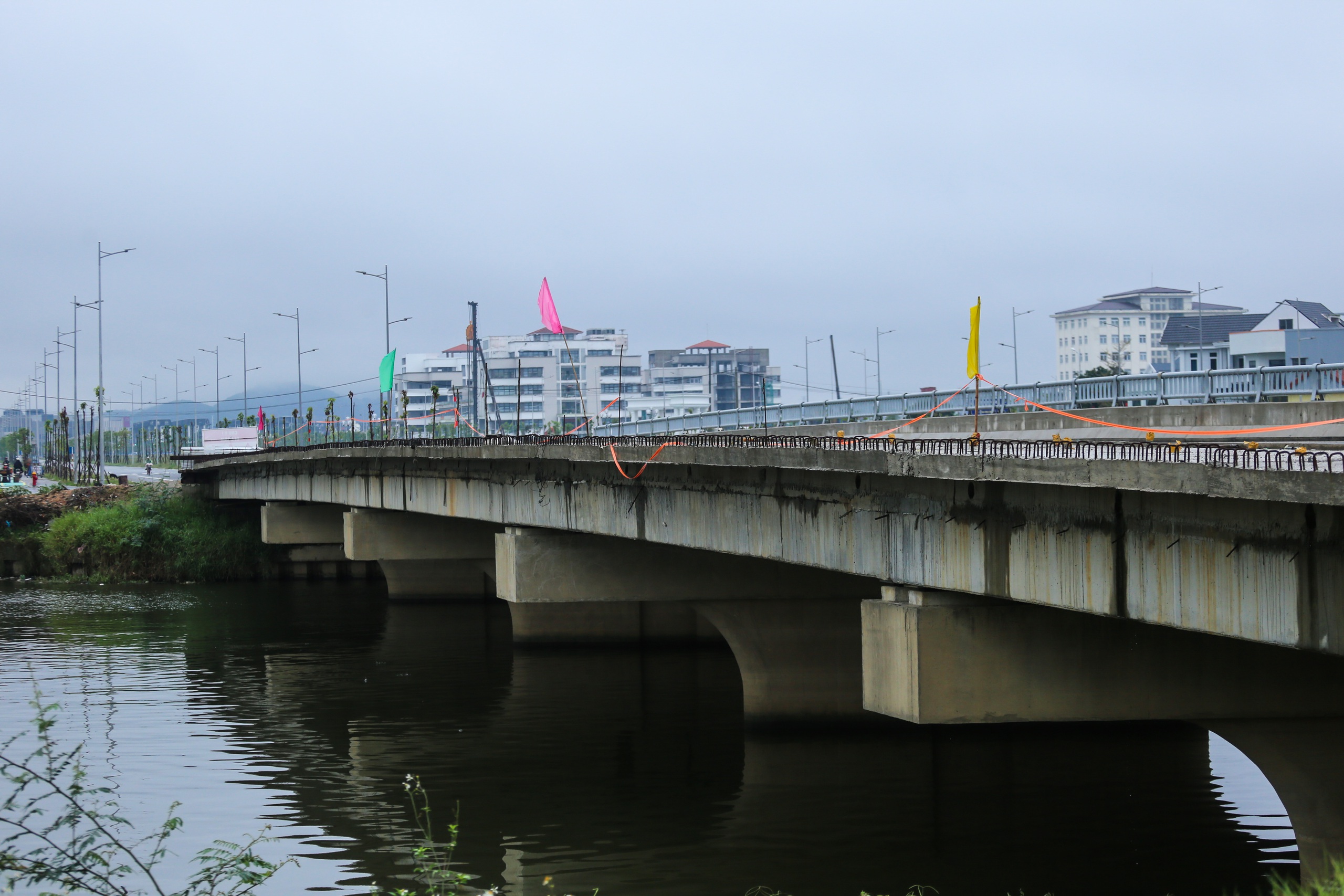 Cầu qua s&ocirc;ng Như &Yacute; ở Huế th&ocirc;ng xe khi chưa c&oacute; lan can, lề đi bộ- Ảnh 3.