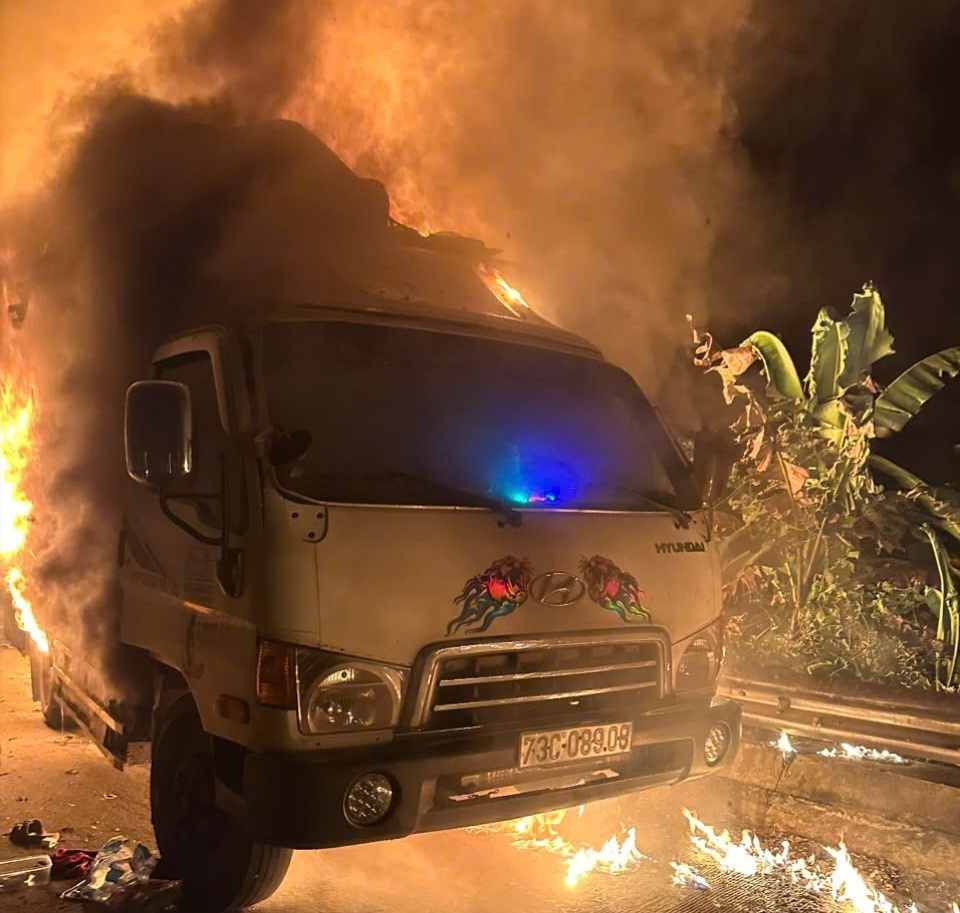 Xe tải bốc ch&aacute;y ng&ugrave;n ngụt tr&ecirc;n đường ở Quảng Trị  - Ảnh 2.