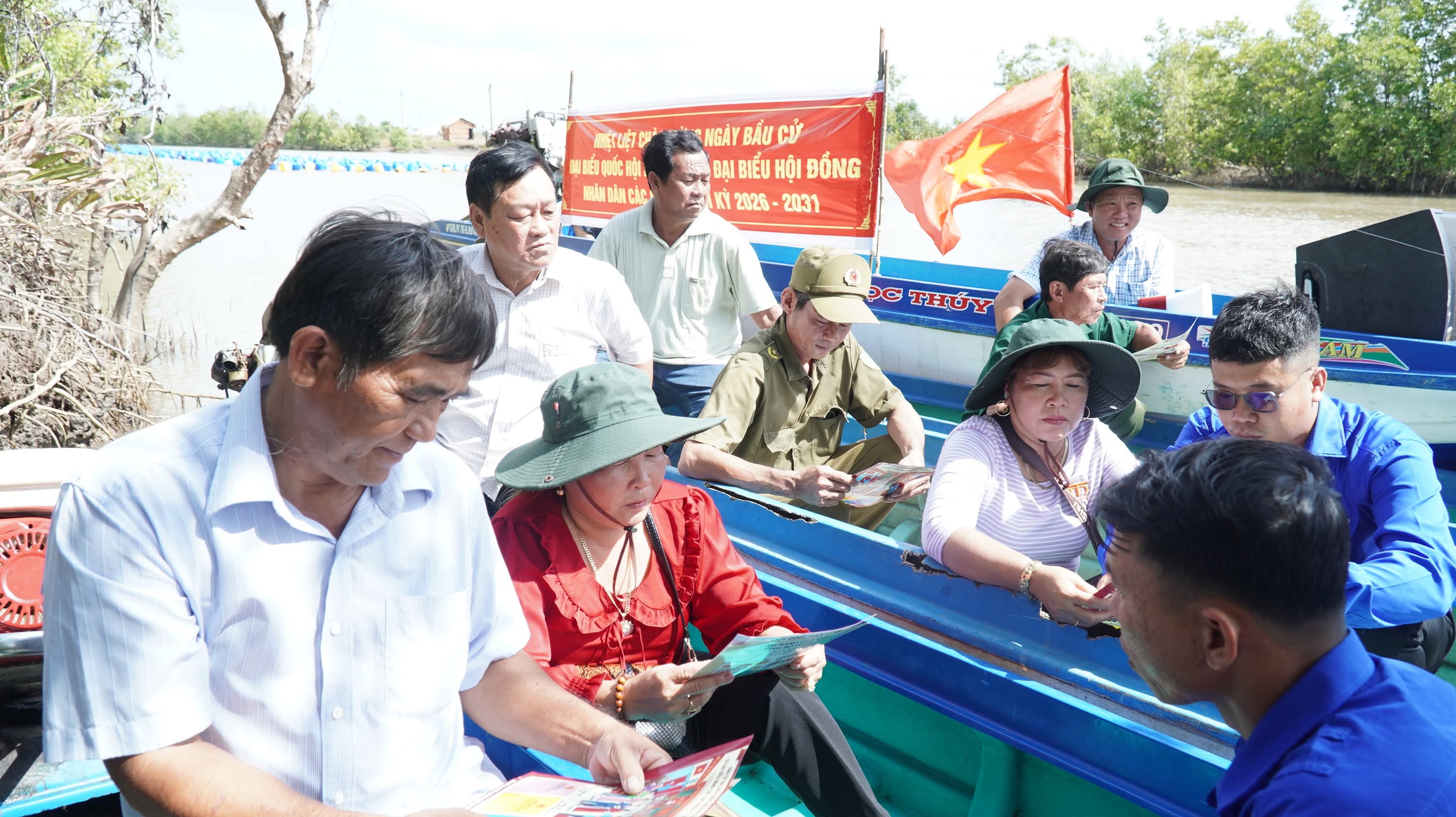Bầu cử Quốc hội: Vỏ lãi gắn loa tuyên truyền đi khắp kênh rạch Cà Mau- Ảnh 3.