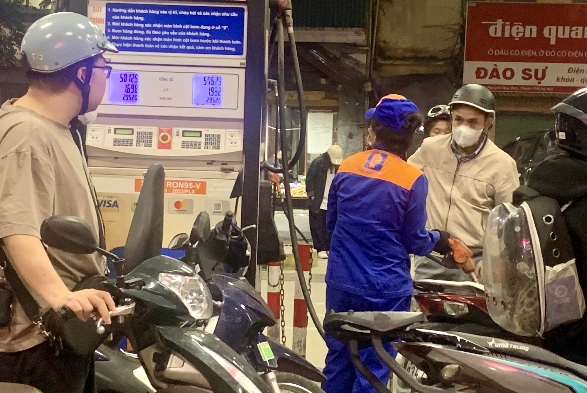 Sau 4 kỳ tăng 'phi m&atilde;', v&igrave; sao gi&aacute; xăng dầu giảm mạnh?- Ảnh 1.