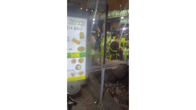 TP.HCM: Nam shipper bị đ&aacute;nh tới tấp bằng ghế khi dừng xe ở vỉa h&egrave; nhận đơn - Ảnh 1.