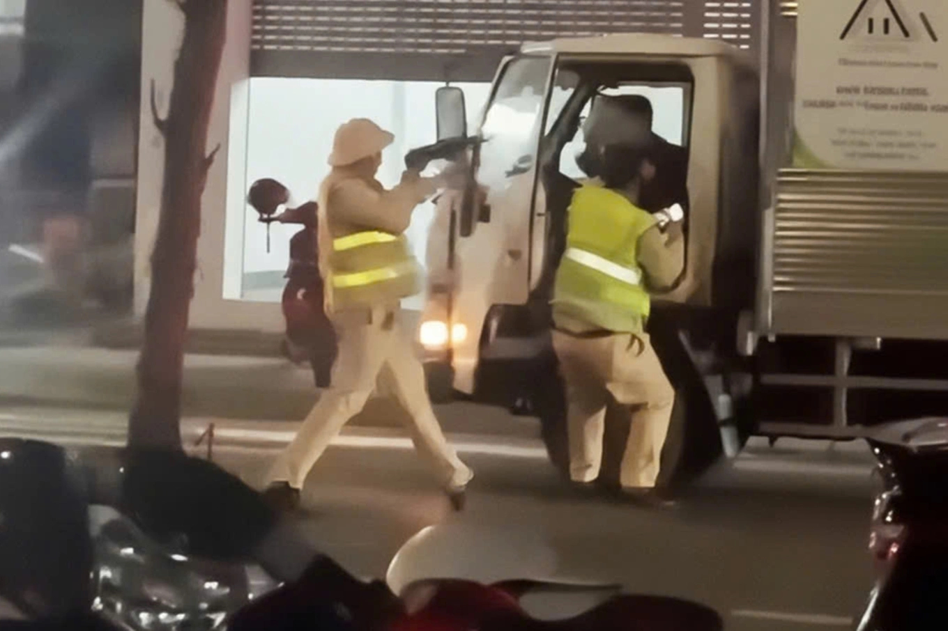 Tài xế tông xe CSGT rồi bỏ chạy bị giữ khẩn cấp  - Ảnh 1.