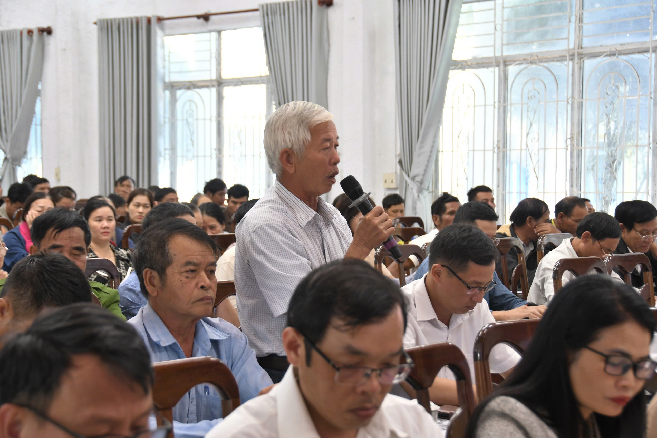 Cử tri gửi gắm thẳng ứng vi&ecirc;n trẻ: L&agrave;m sao để thanh ni&ecirc;n kh&ocirc;ng phải rời qu&ecirc; - Ảnh 4.