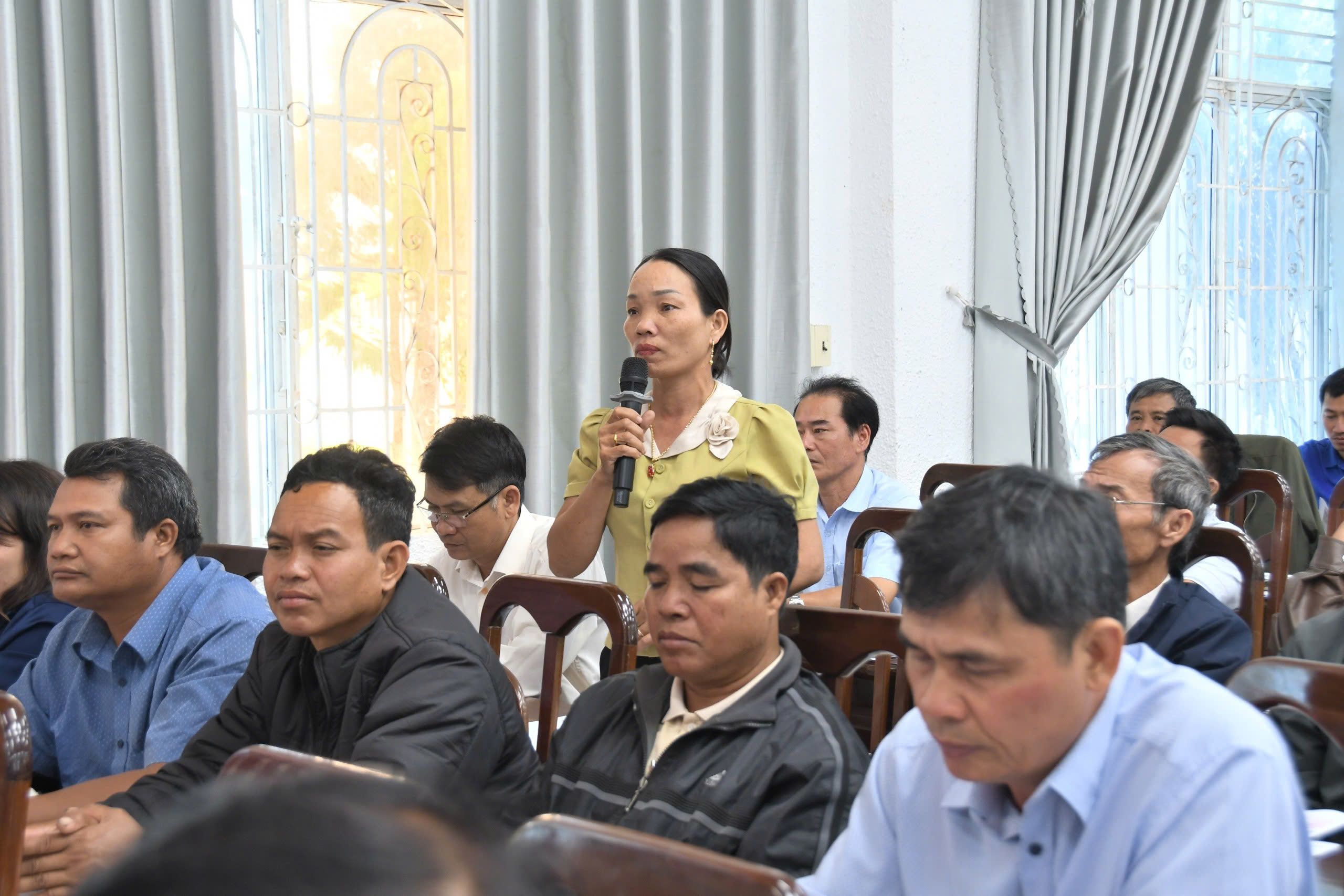 Cử tri gửi gắm thẳng ứng vi&ecirc;n trẻ: L&agrave;m sao để thanh ni&ecirc;n kh&ocirc;ng phải rời qu&ecirc; - Ảnh 3.