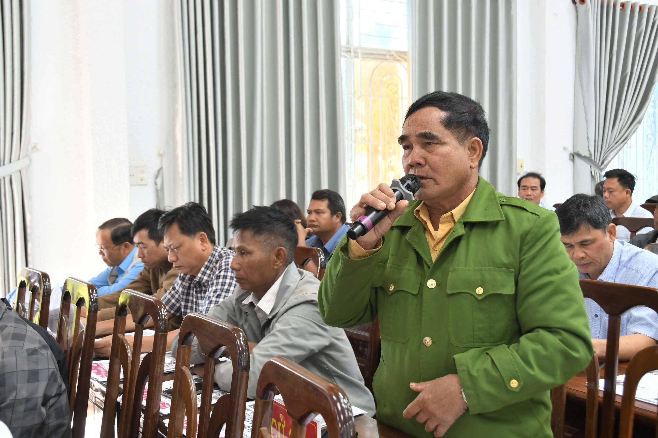 Cử tri gửi gắm thẳng ứng vi&ecirc;n trẻ: L&agrave;m sao để thanh ni&ecirc;n kh&ocirc;ng phải rời qu&ecirc; - Ảnh 7.