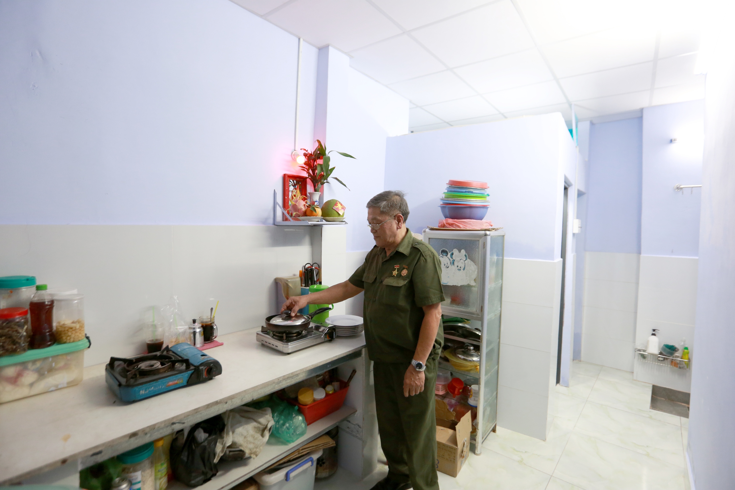 Nghĩa t&igrave;nh đồng đội kh&ocirc;ng phai của Thanh ni&ecirc;n xung phong TP.HCM - Ảnh 1.