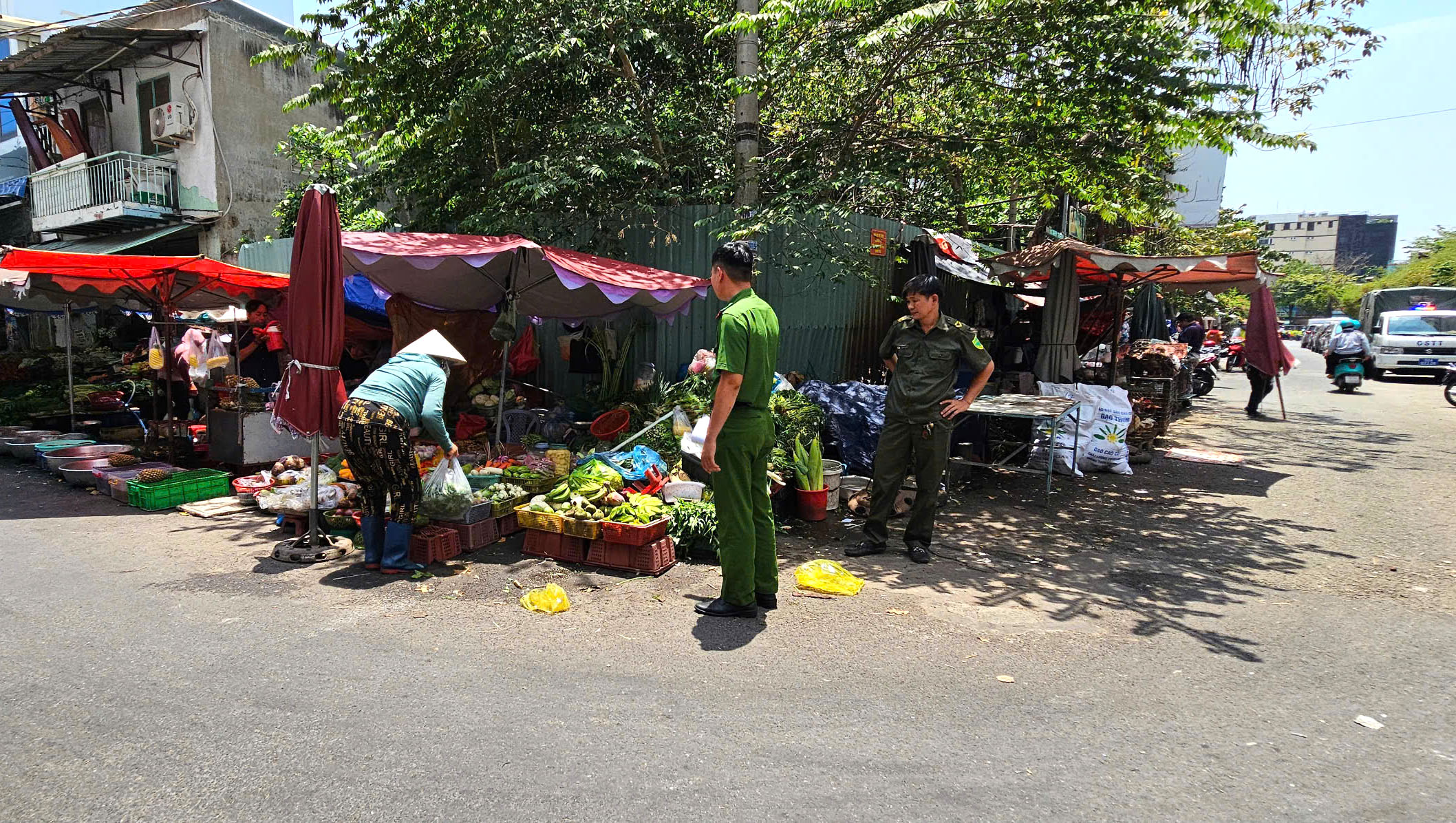 Phường Thạnh Mỹ Tây: Lắng nghe để xử lý dứt điểm lấn chiếm vỉa hè, lòng đường- Ảnh 4. Phường Thạnh Mỹ Tây: Lắng nghe để xử lý dứt điểm lấn chiếm vỉa hè, lòng đường- Ảnh 4.