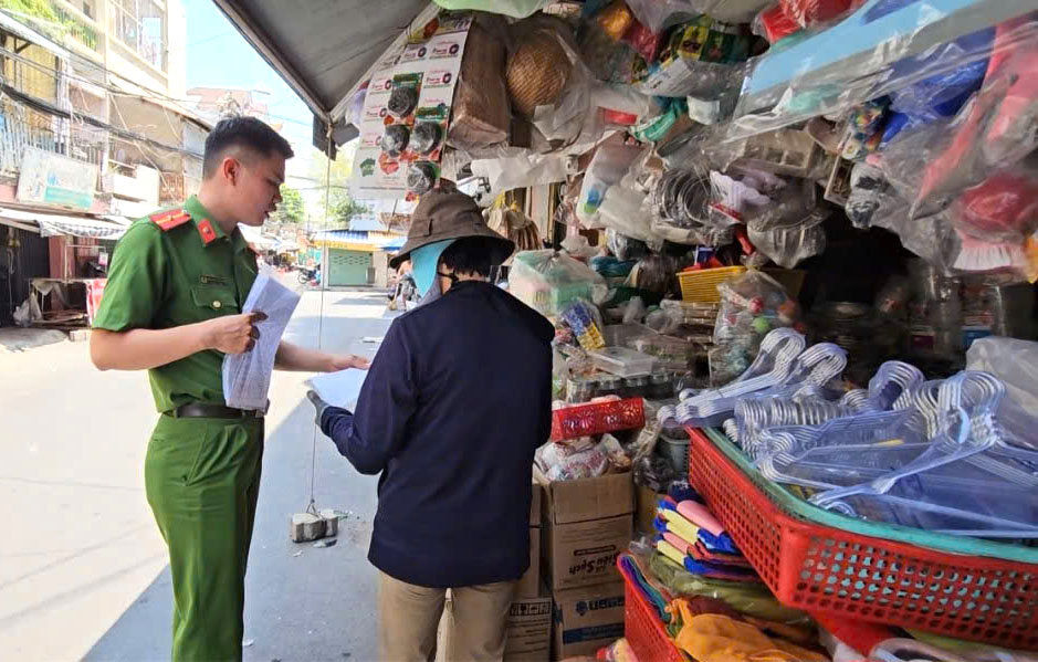 Phường Thạnh Mỹ Tây: Lắng nghe để xử lý dứt điểm lấn chiếm vỉa hè, lòng đường- Ảnh 6. Phường Thạnh Mỹ Tây: Lắng nghe để xử lý dứt điểm lấn chiếm vỉa hè, lòng đường- Ảnh 6.