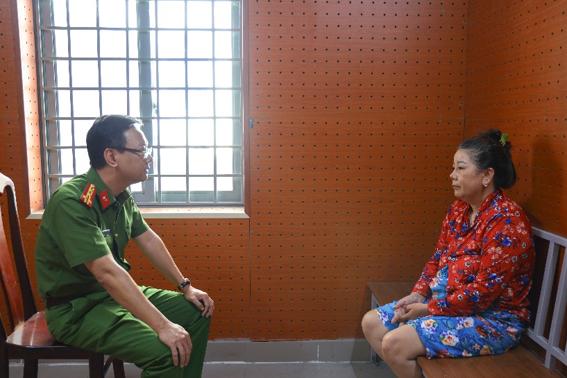 Triệt phá băng nhóm dàn cảnh giật dây chuyền ở Tân Huê Viên - Ảnh 1.