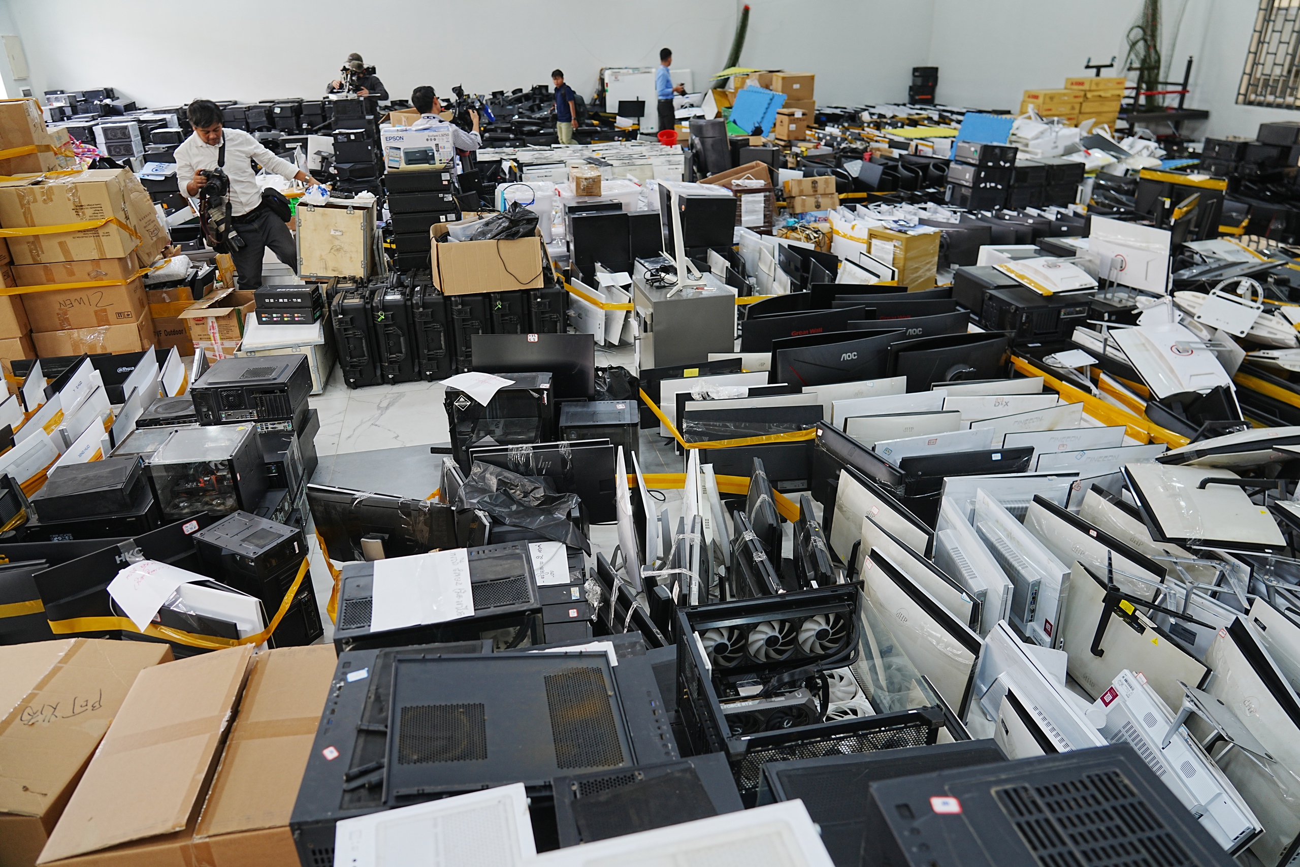 B&ecirc;n trong hang ổ lừa đảo tại Campuchia- Ảnh 9.