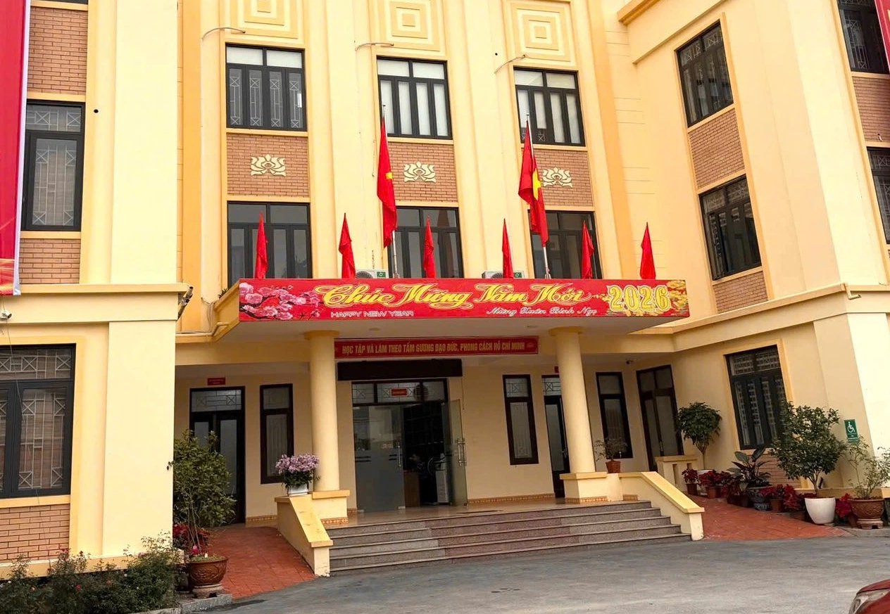 Chậm xử lý hồ sơ, 4 cán bộ phường bị đình chỉ công tác - Ảnh 1.