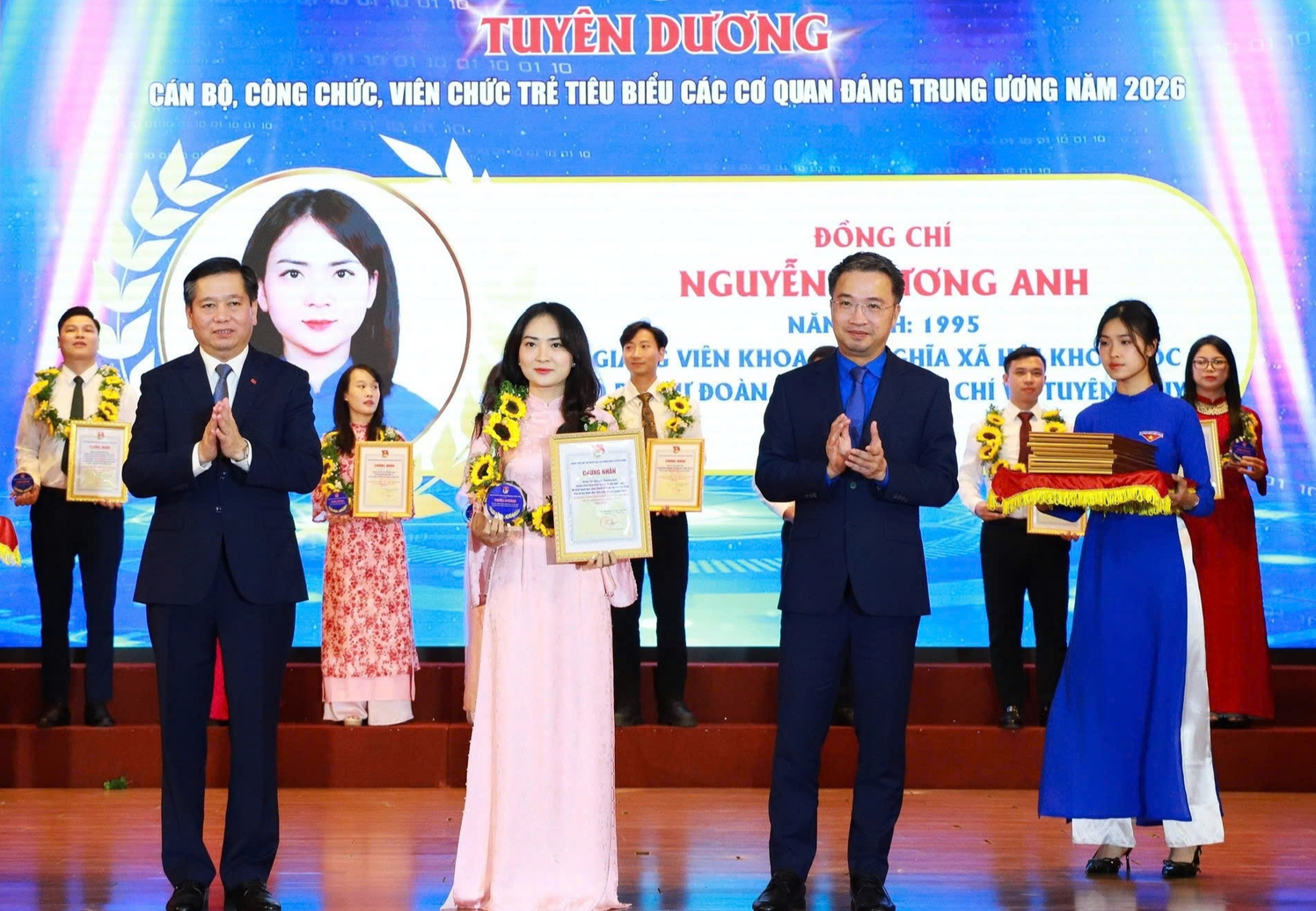 Th&aacute;ng Thanh ni&ecirc;n: Tuy&ecirc;n dương 40 c&aacute;n bộ, c&ocirc;ng chức, vi&ecirc;n chức trẻ ti&ecirc;u biểu- Ảnh 1.
