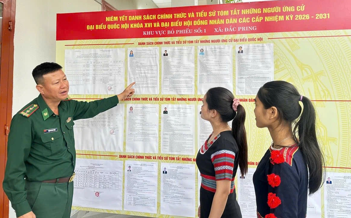 Bộ đội biên phòng “đi từng ngõ, gõ từng nhà” tuyên truyền bầu cử ở biên giới - Ảnh 2.