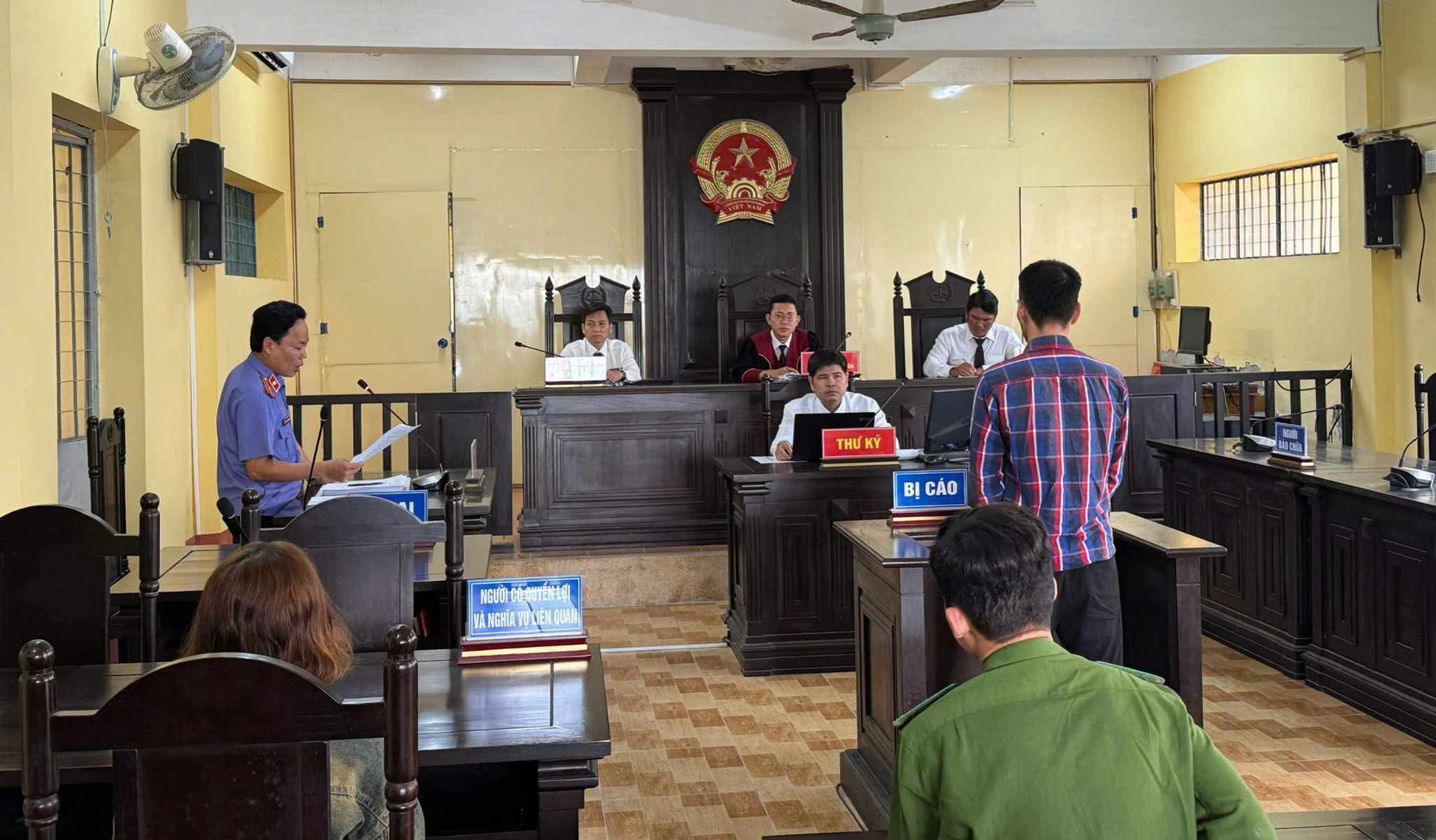 Nợ 100.000 đồng, người đàn ông cầm hai dao chém chủ nợ lãnh 4 năm tù  - Ảnh 1.