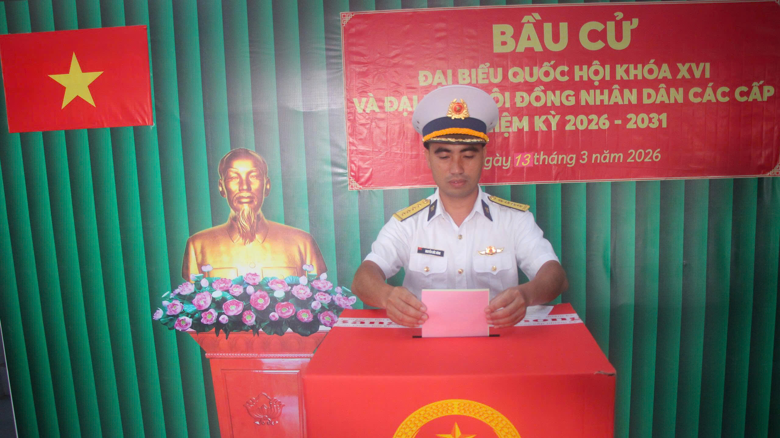 Bầu cử Quốc Hội: Cử tri Hòn Chuối, Hòn Khoai vượt sóng bỏ phiếu sớm - Ảnh 3.