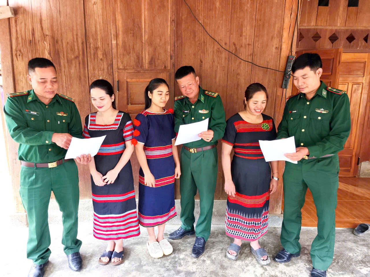 Bộ đội biên phòng “đi từng ngõ, gõ từng nhà” tuyên truyền bầu cử ở biên giới - Ảnh 4.