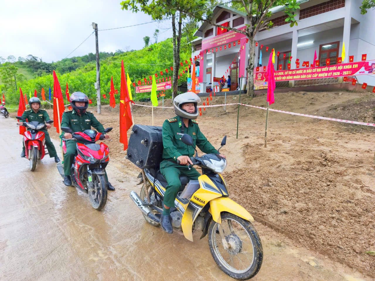 Bộ đội bi&ecirc;n ph&ograve;ng &ldquo;đi từng ng&otilde;, g&otilde; từng nh&agrave;&rdquo; tuy&ecirc;n truyền bầu cử ở bi&ecirc;n giới - Ảnh 1.