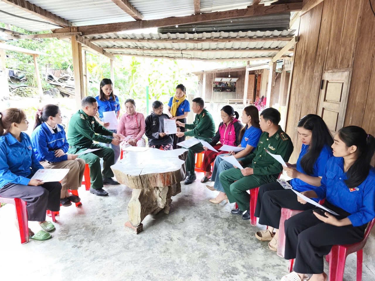 Bộ đội biên phòng “đi từng ngõ, gõ từng nhà” tuyên truyền bầu cử ở biên giới - Ảnh 3.
