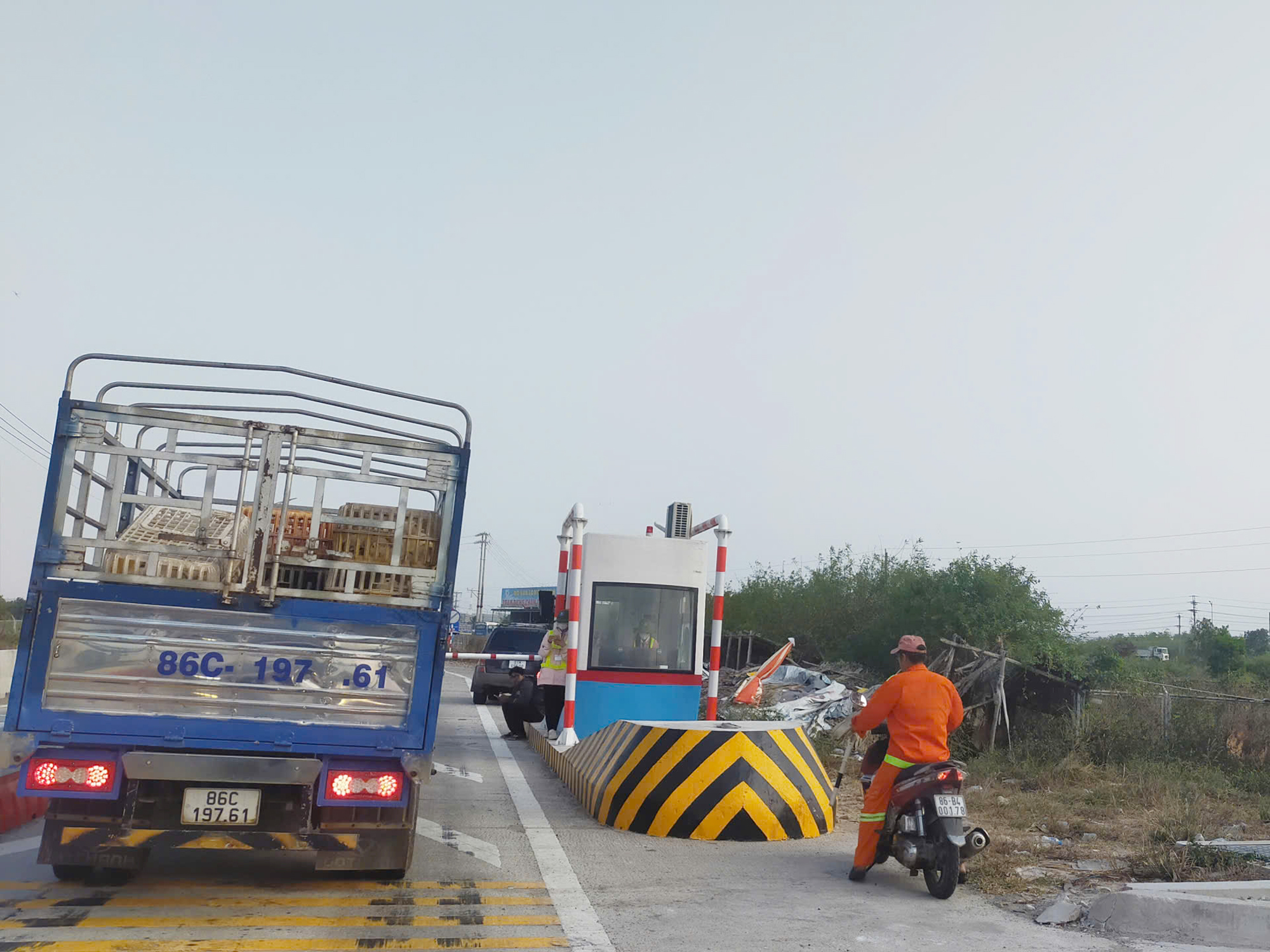 Lối ra cao tốc Phan Thiết - Dầu Giây kẹt xe vì lỗi kỹ  - Ảnh 2.