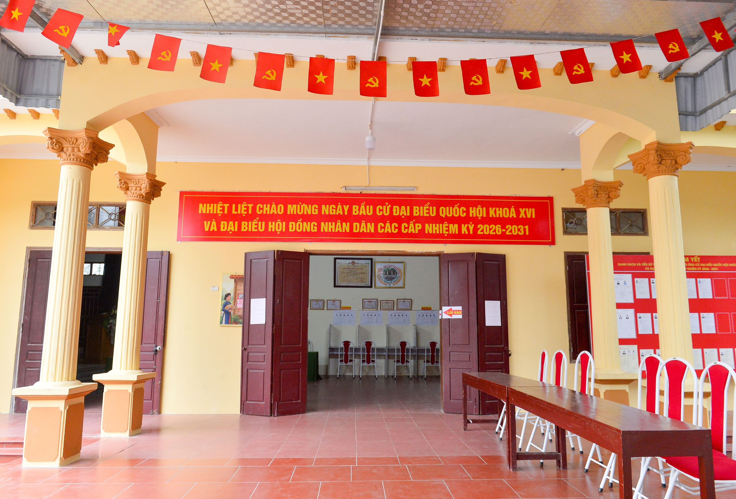 Cử tri 104 tuổi ở H&agrave; Nội quyết chống gậy đi bỏ phiếu ng&agrave;y bầu cử- Ảnh 1.