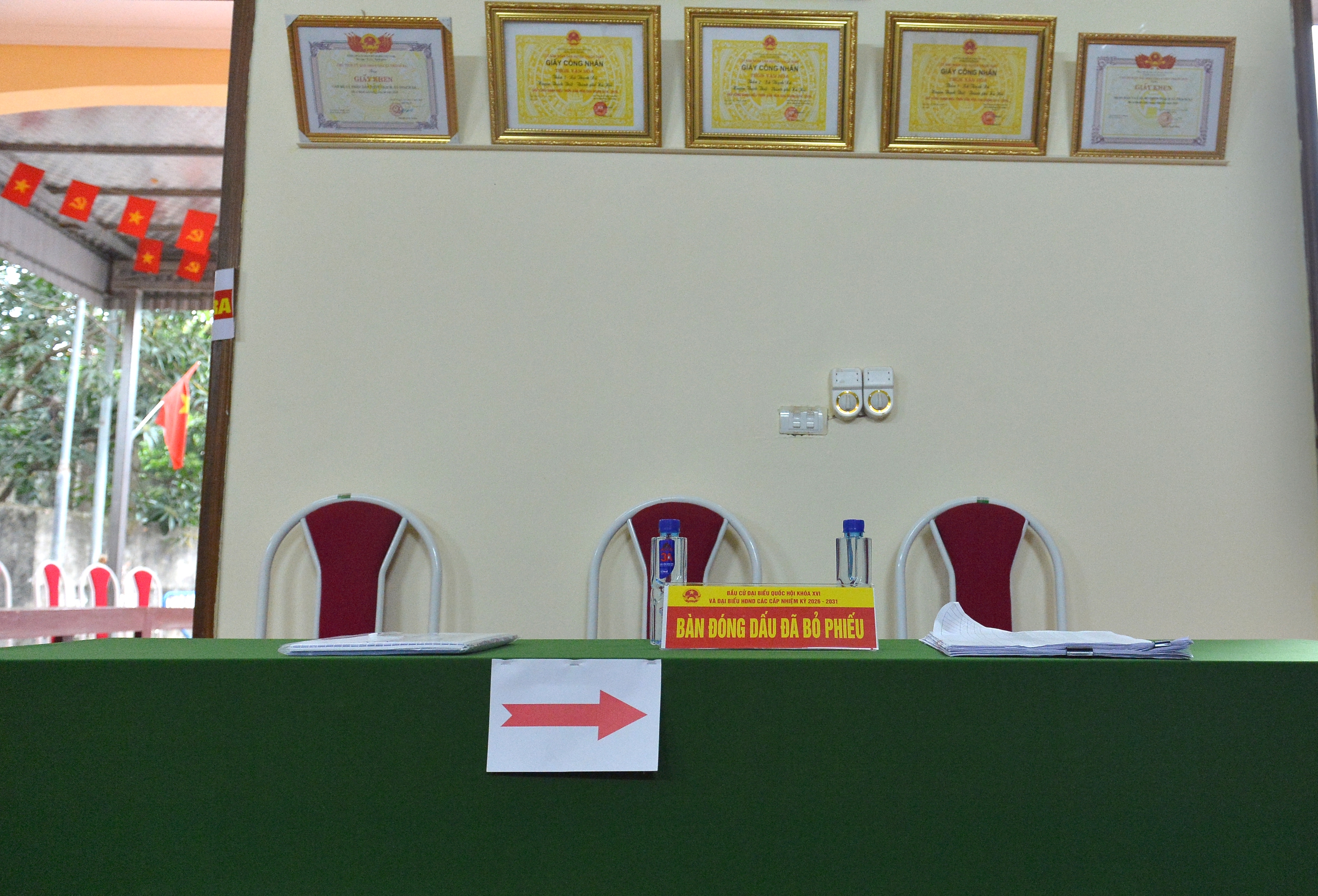 Cử tri 104 tuổi ở Hà Nội quyết chống gậy đi bỏ phiếu ngày bầu cử- Ảnh 7.