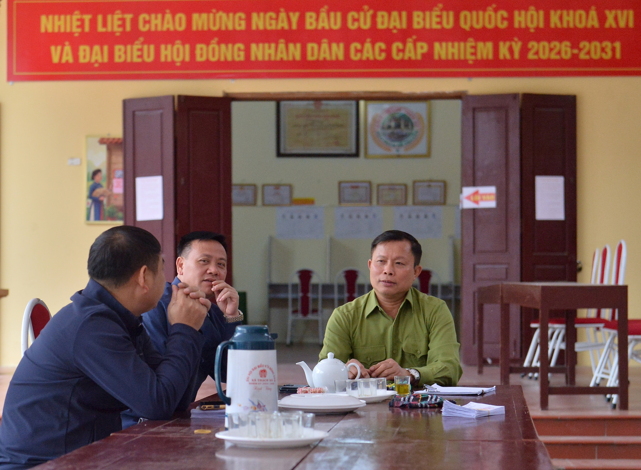 Cử tri 104 tuổi ở H&agrave; Nội quyết chống gậy đi bỏ phiếu ng&agrave;y bầu cử- Ảnh 9.