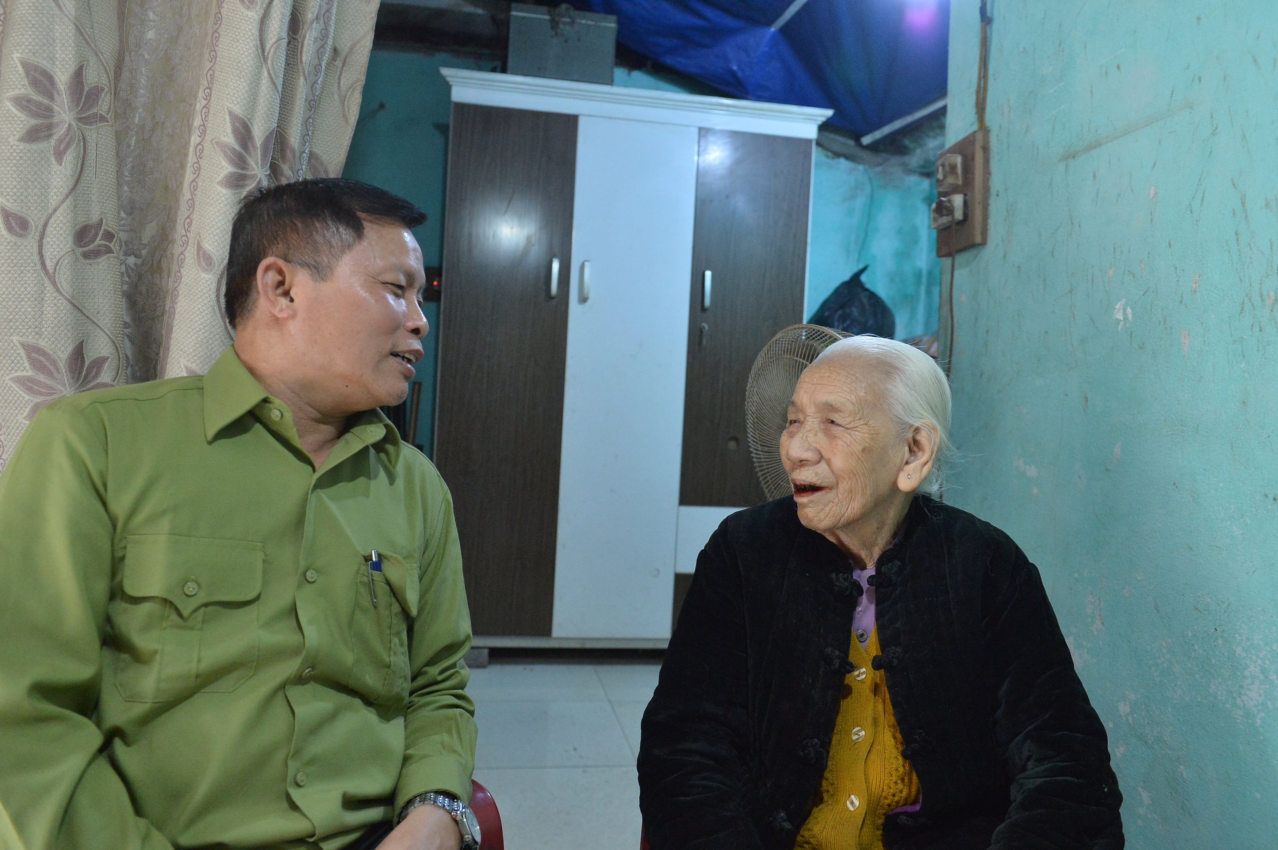 Cử tri 104 tuổi ở H&agrave; Nội quyết chống gậy đi bỏ phiếu ng&agrave;y bầu cử- Ảnh 2.