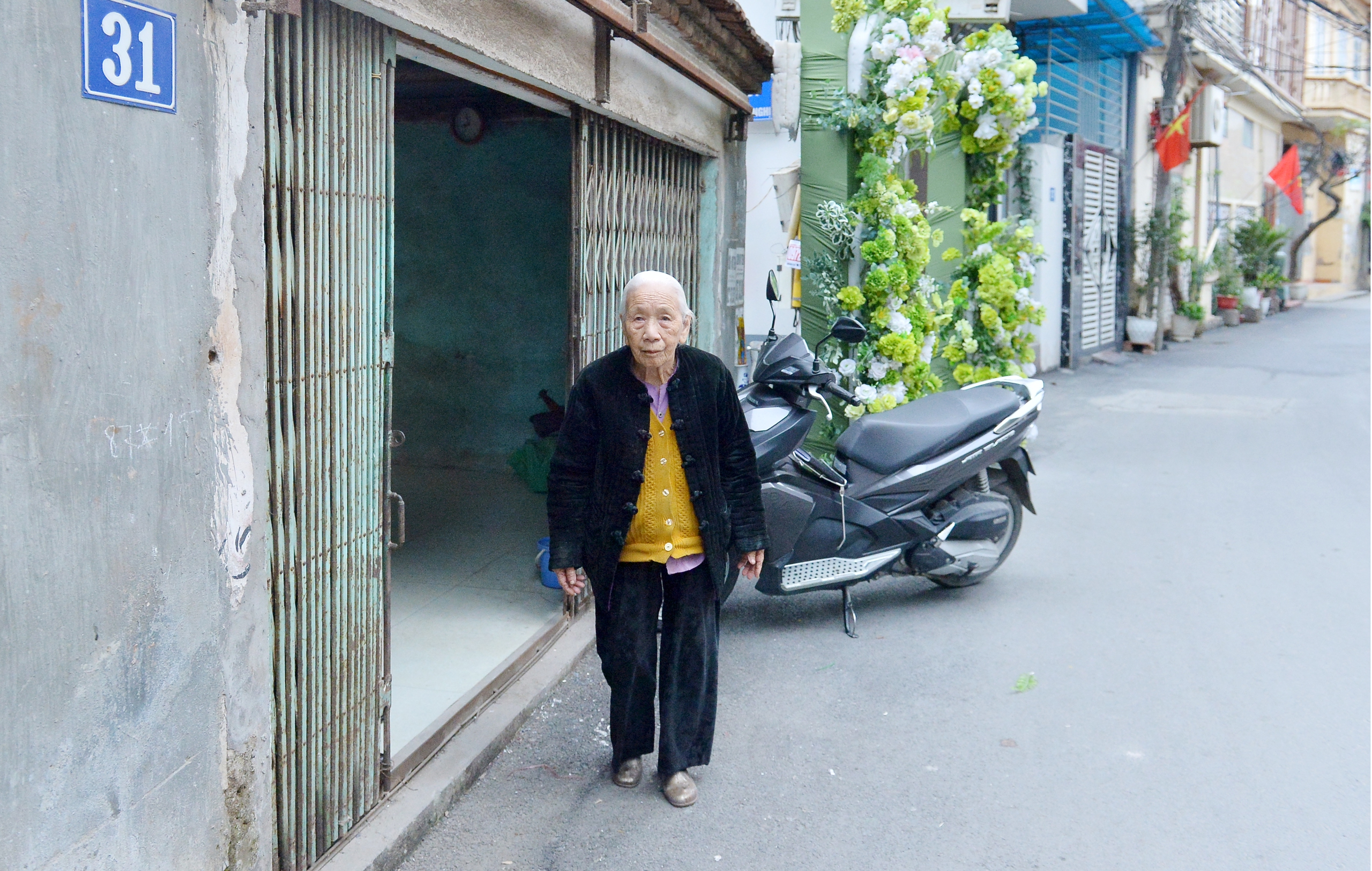 Cử tri 104 tuổi ở H&agrave; Nội quyết chống gậy đi bỏ phiếu ng&agrave;y bầu cử- Ảnh 3.