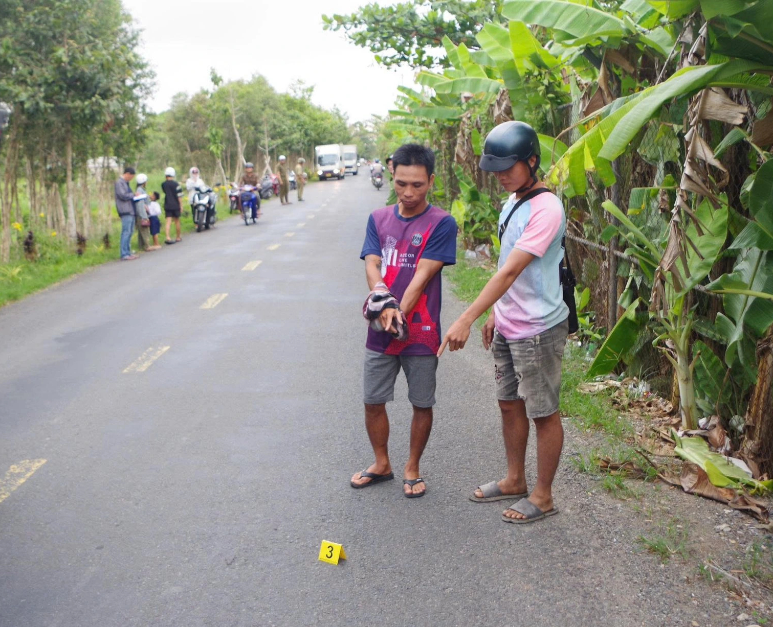 Truy nhanh nghi phạm cướp điện thoại của người phụ nữ bán vé số 64 tuổi - Ảnh 1. Truy nhanh nghi phạm cướp điện thoại của người phụ nữ bán vé số 64 tuổi - Ảnh 1.
