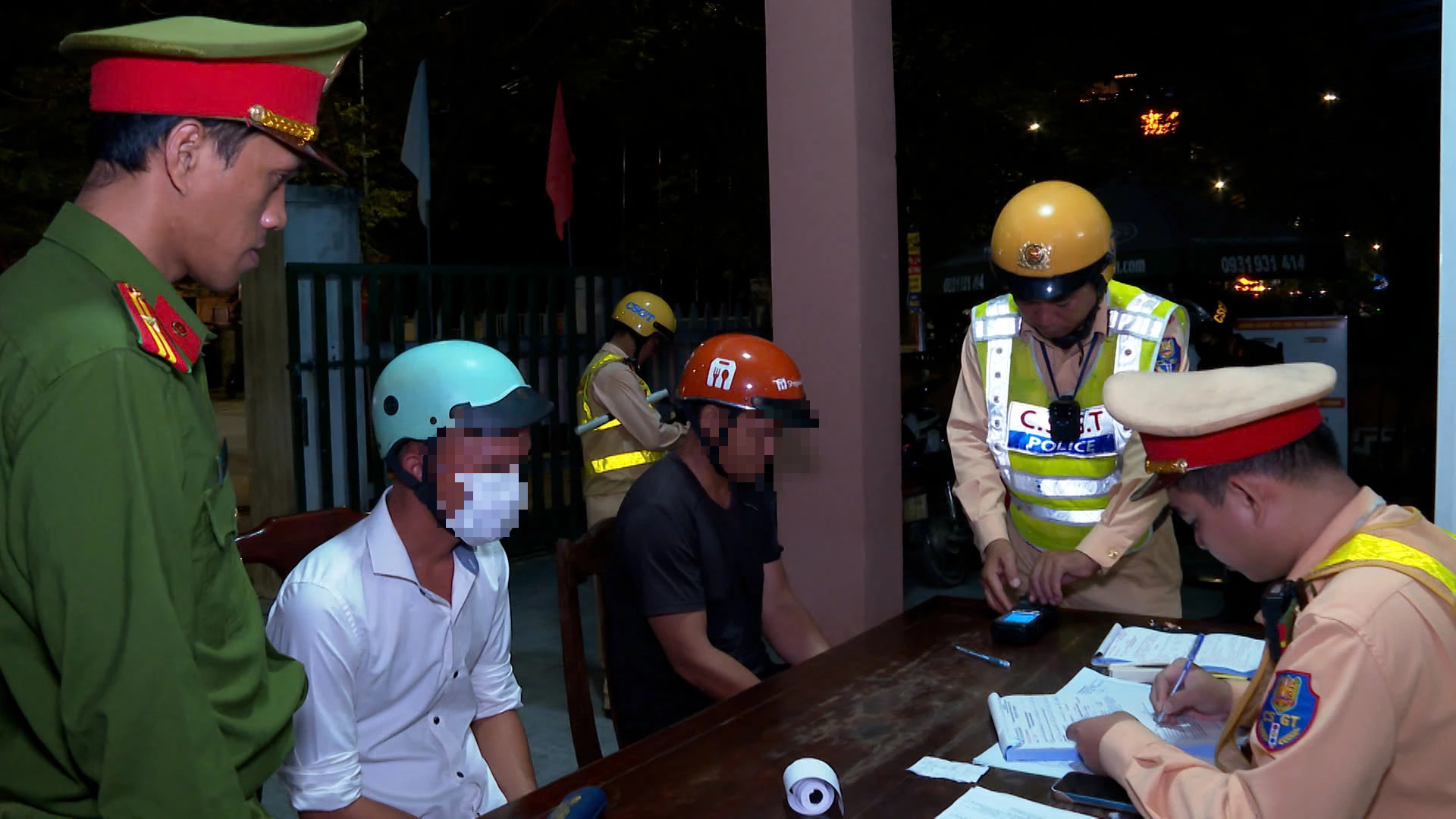 Công an TP.Huế quyết liệt xử lý thanh thiếu niên chạy xe lạng lách, gây rối - Ảnh 1.