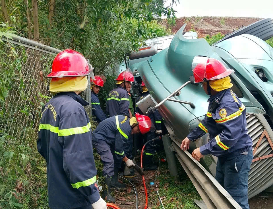 Tai nạn trên cao tốc Đà Nẵng - Quảng Ngãi:Phá cabin xe đầu kéo cứu tài xế - Ảnh 1.
