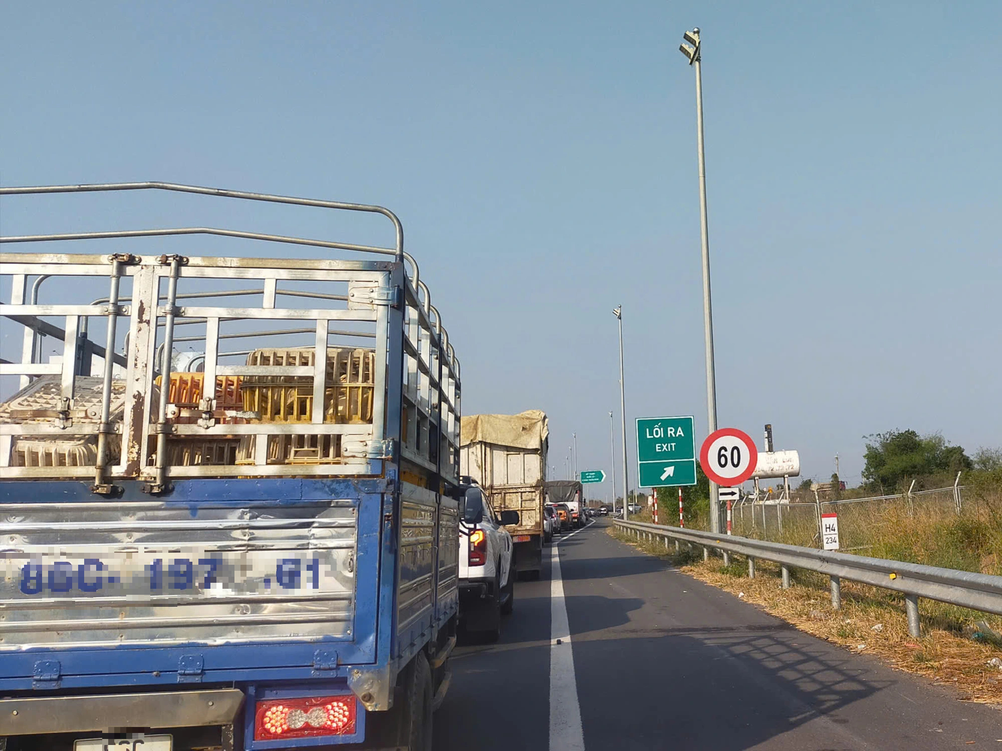 Lối ra cao tốc Phan Thiết - Dầu Giây kẹt xe vì lỗi kỹ  - Ảnh 1.