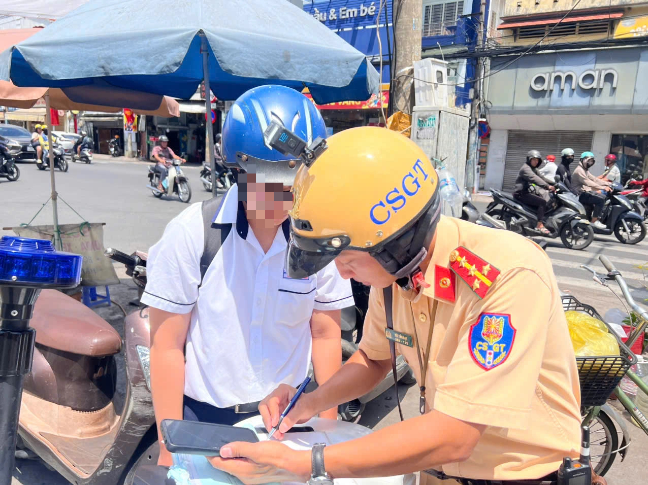 Nhiều phụ huynh bị CSGT xử phạt vì giao xe cho con chưa đủ tuổi - Ảnh 1.