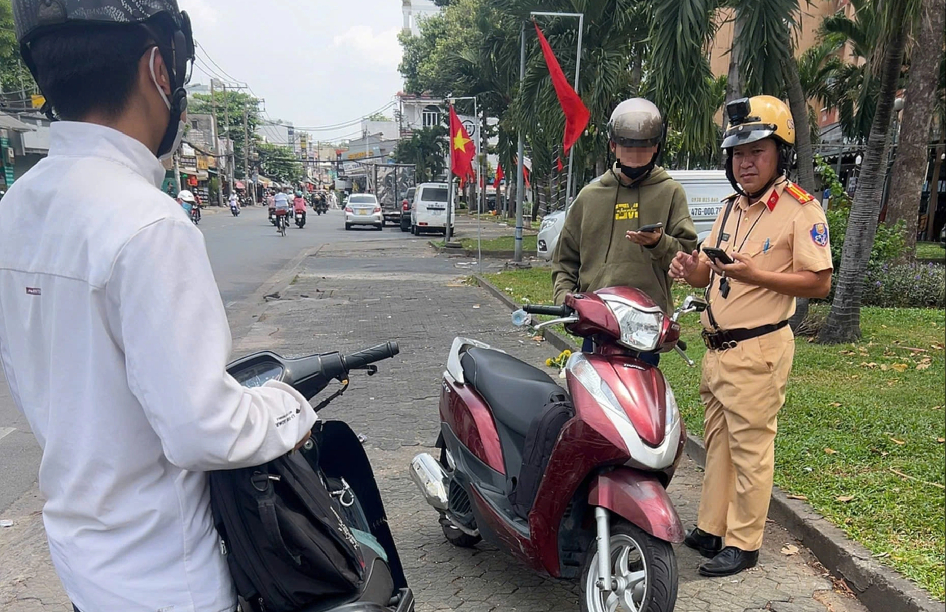 Nhiều phụ huynh bị CSGT xử phạt vì giao xe cho con chưa đủ tuổi - Ảnh 2.