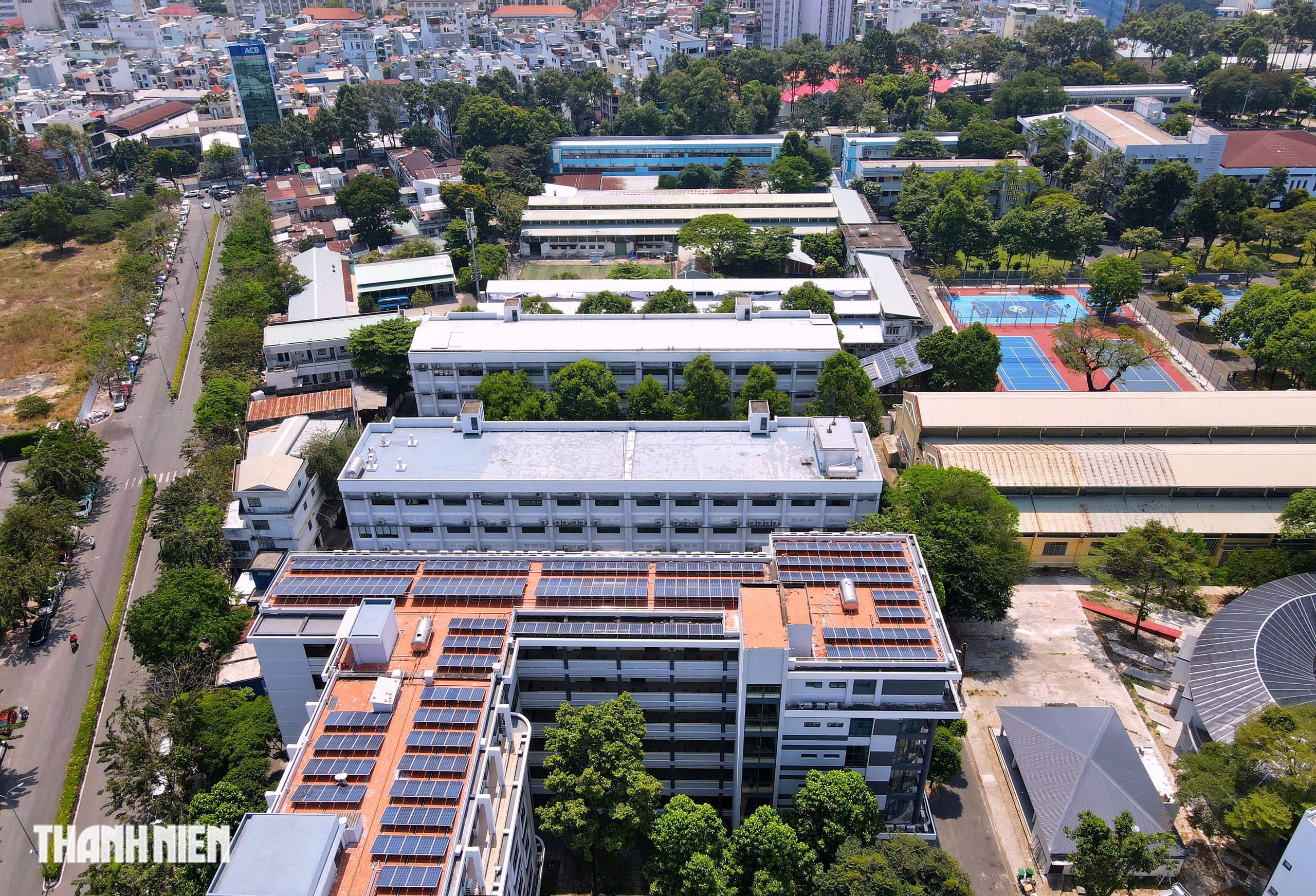 B&ecirc;n trong khu&ocirc;n vi&ecirc;n hơn 14 ha của Trường ĐH B&aacute;ch khoa TP.HCM - Ảnh 2.