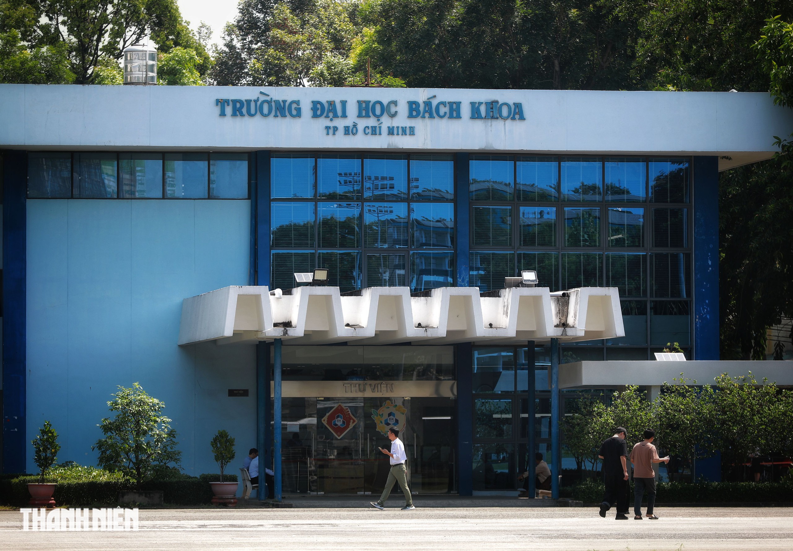 B&ecirc;n trong khu&ocirc;n vi&ecirc;n hơn 14 ha của Trường ĐH B&aacute;ch khoa TP.HCM - Ảnh 9.