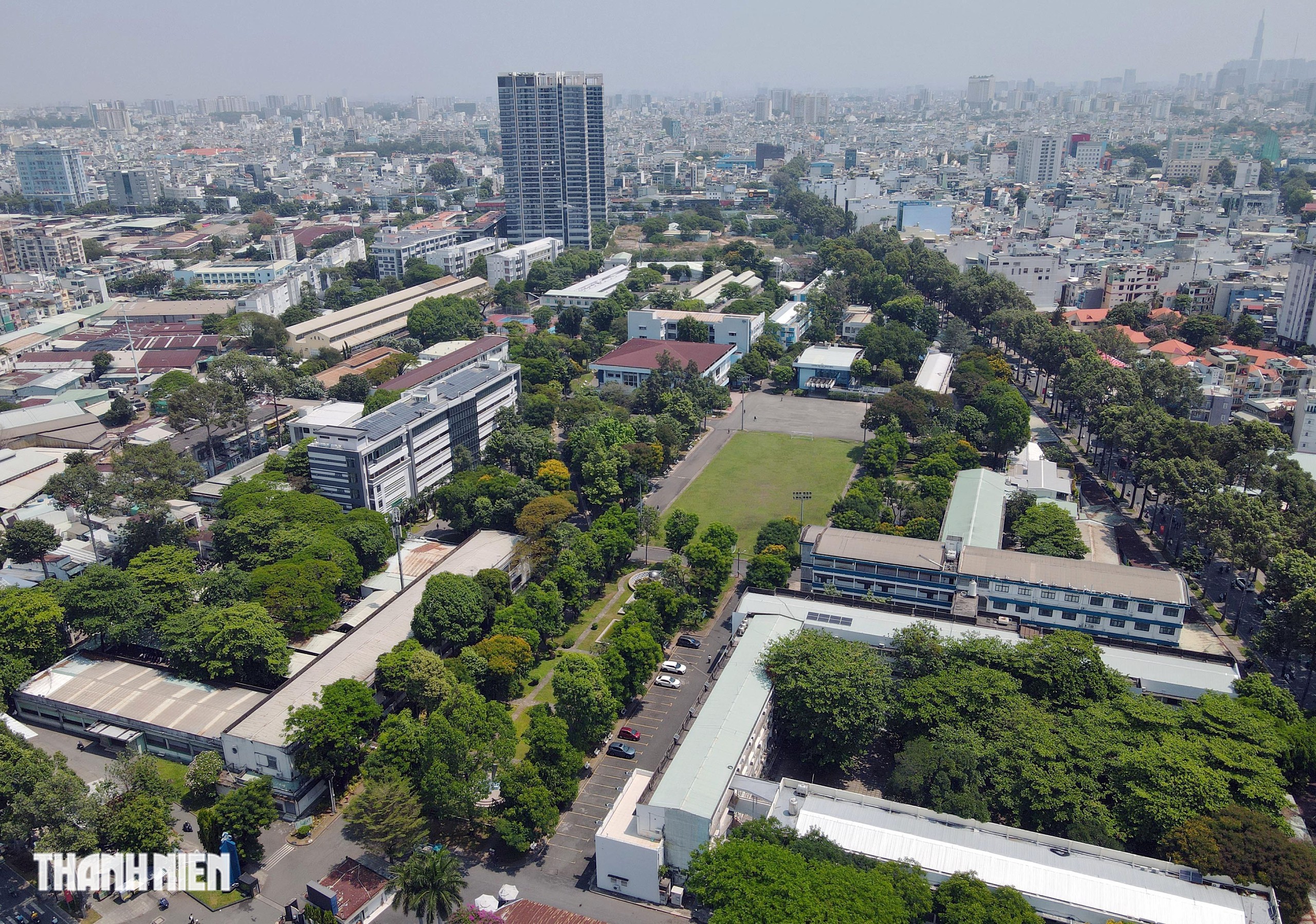 B&ecirc;n trong khu&ocirc;n vi&ecirc;n hơn 14 ha của Trường ĐH B&aacute;ch khoa TP.HCM - Ảnh 1.