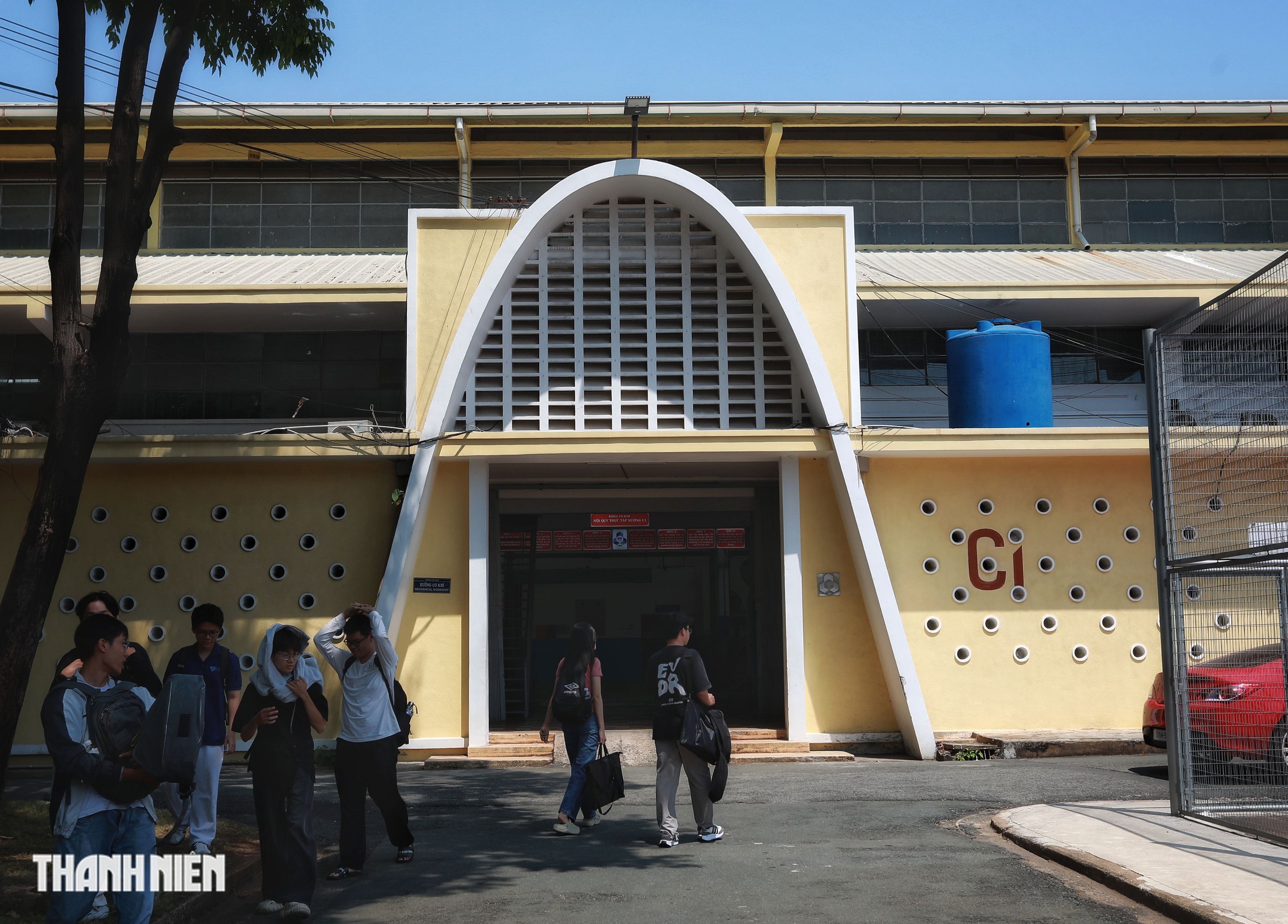 B&ecirc;n trong khu&ocirc;n vi&ecirc;n hơn 14 ha của Trường ĐH B&aacute;ch khoa TP.HCM - Ảnh 8.